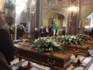Una folla commossa e silenziosa ai funerali  delle vittime della strage di Caselle