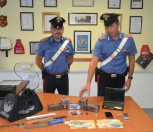 Avevano quattro chili di hashish nell’auto: arrestati