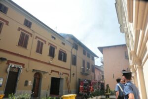 La casa prende fuoco mentre i proprietari sono in luna di miele: vigili del fuoco in azione