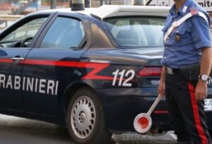 Derubata mentre pregava in chiesa, due uomini in manette