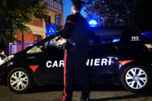 Massacrano di botte un 50enne, è caccia ad un gruppo di giovani