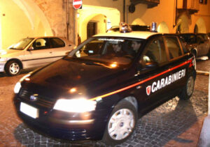 Perde la testa per una giovane commessa e la aggredisce: 36enne in manette