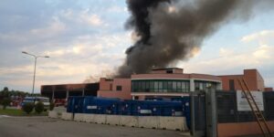 Incendio nella discarica tra Druento e Pianezza: colonna di fumo nero e pompieri al lavoro