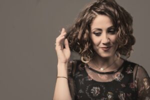 Ilaria Allegri, la “nostra cantantessa” al gran debutto da solista