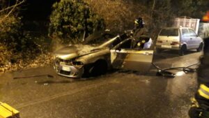 Tornano le auto bruciate, due in poche ore a Mathi