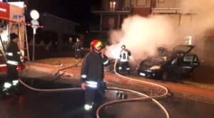 Due auto in fiamme a Ciriè (video)
