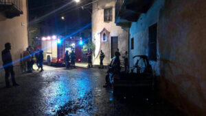 Microcar in fiamme, danneggiata anche un’abitazione