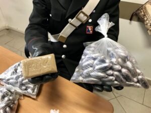 Espugnato il “fortino” dello spaccio: sequestrati mille ovuli giganti di hashish
