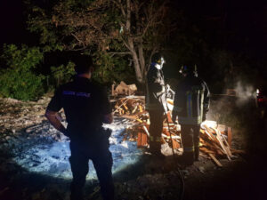 Brucia rifiuti nell’area del cimitero, denunciato un 50enne
