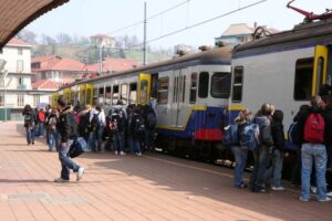 Torino-Ceres, studente massacrato di botte sul treno da una gang di coeteanei