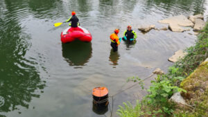 Impiegati anche i sommozzatori dei vigili del fuoco per rimuovere i fusti d’olio nel torrente