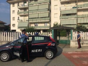 I residenti si accorgono della banda di ladri e avvertono i carabinieri: arrestati