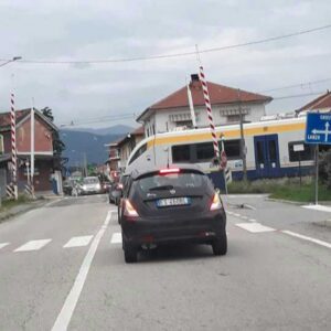 Il treno passa con le sbarre alzate: ennesimo caso sulla Torino Ceres