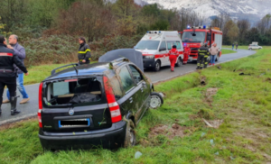 Giovane esce fuori di strada con l’auto, illesa