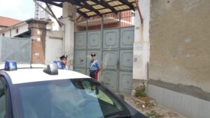 Prende a martellate la suocera invalida: arrestato