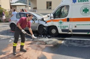 Frontale tra un’auto e un’ambulanza sulla Sp2, muore un pensionato