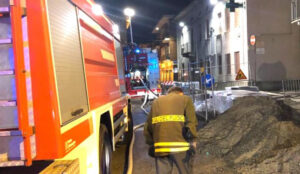 Auto in fiamme all’alba nel centro storico, paura tra i residenti