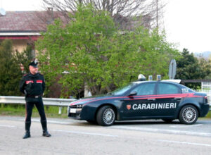 Inseguiti dai carabinieri si schiantano contro un’altra auto