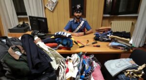 Rubano vestiti in un negozio del centro, due giovani in manette