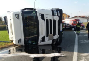 Tir si ribalta alla rotonda, traffico in tilt