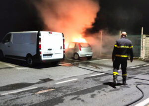 Auto in fiamme nella notte, ritorna l’incubo piromane