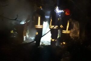 Rubano un’auto e, dopo averla incendiata, la abbandonano nei boschi