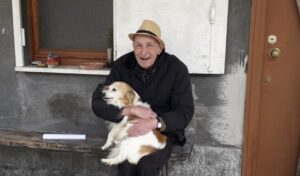 Una nuova casa per Franco, che riabbraccia il suo cagnolino