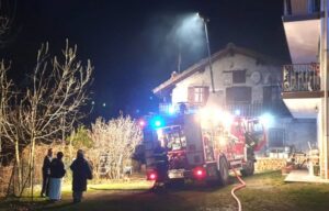 Ancora un incendio nelle Valli di Lanzo, distrutta una legnaia