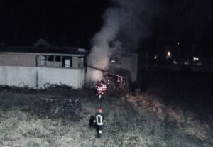 Baracca in fiamme nella sera di Natale