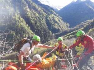 Cade mentre si arrampica sulla palestra di rocce: climber soccorso in elicottero