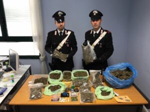 Avevano in casa due chili e mezzo di marijuana, arrestati due fratelli