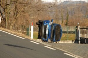 «Incidente causato dal vento», automobilista trasportata in ospedale per accertamenti