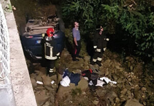 Inseguimento nella notte, auto finisce fuori strada