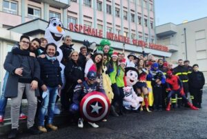 Vigili del fuoco vestiti da supereroi per i bambini dell’ospedale Regina Margherita
