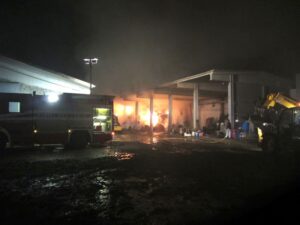 Cascina distrutta da un violento incendio