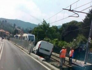 Furgoncino invade i binari del treno: interrotto il servizio ferroviario lungo la Torino-Ceres
