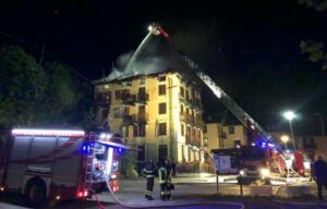Balme, in fiamme lo storico albergo “Camussot” – VIDEO