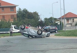 Si ribalta con l’auto alla rotonda, illeso