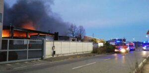 Azienda in fiamme: nessun ferito, soltanto danni materiali