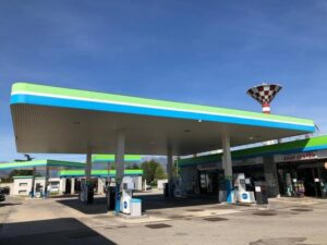 Padre e figlio rapinati al distributore di benzina