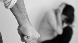 Sequestrata dal fidanzato, 20enne salvata dalla mamma