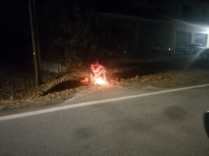 Bivacco a -2 gradi sul ciglio della strada provinciale