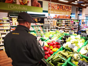 Supermercato rincara i prezzi degli alimentari del 200 per cento, denunciato il titolare