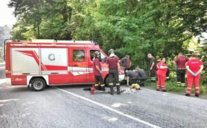 Finisce con l’auto in una scarpata, salvo per miracolo