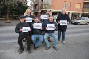 «Rivogliamo la panchina», l’appello dei residenti al sindaco – VIDEO