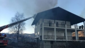 Tetto di una casa in fiamme a Balangero