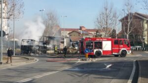 Un camion va a fuoco nel centro di Borgaro: autista salvo per miracolo