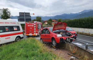 Perde il controllo dell’auto e finisce contro il guard-rail