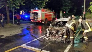 Fuoco a tre auto nella notte, una è quella del sindaco