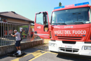 Appiccano il fuoco dentro la scuola, è caccia ai vandali